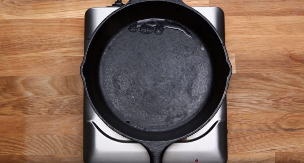 Il est préférable de le faire de la manière décrite précédemment - en chauffant une casserole vide.