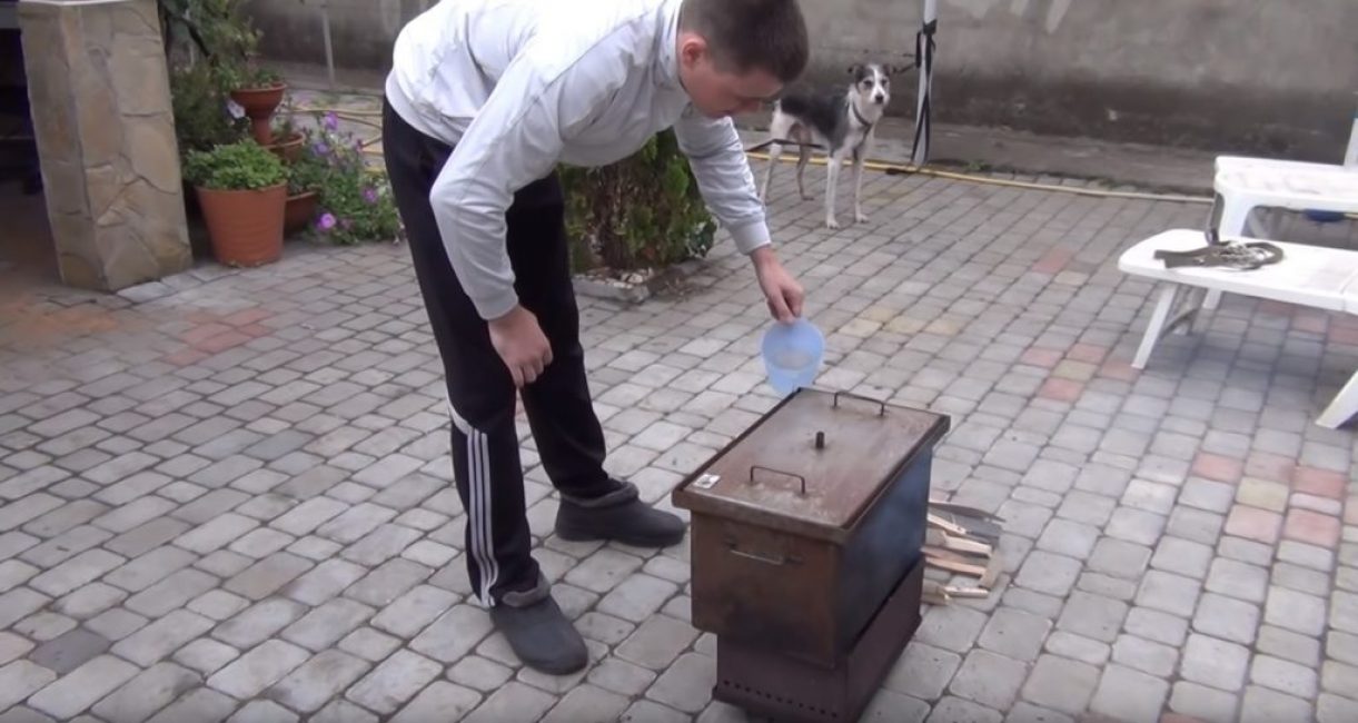 Pour que la fumée ne sorte pas du fumoir sous les bords du couvercle, de l'eau est versée dans les rainures autour de son périmètre, créant ainsi un joint d'eau