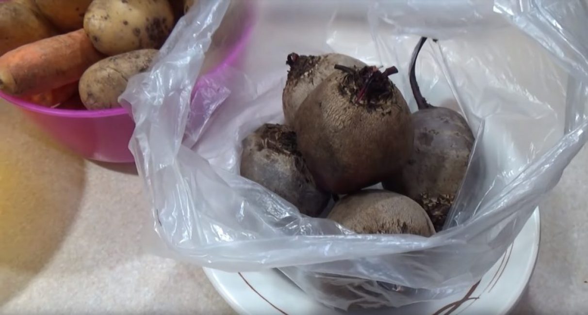 Les betteraves sont emballées dans un sac sur une assiette de la manière la plus compacte possible