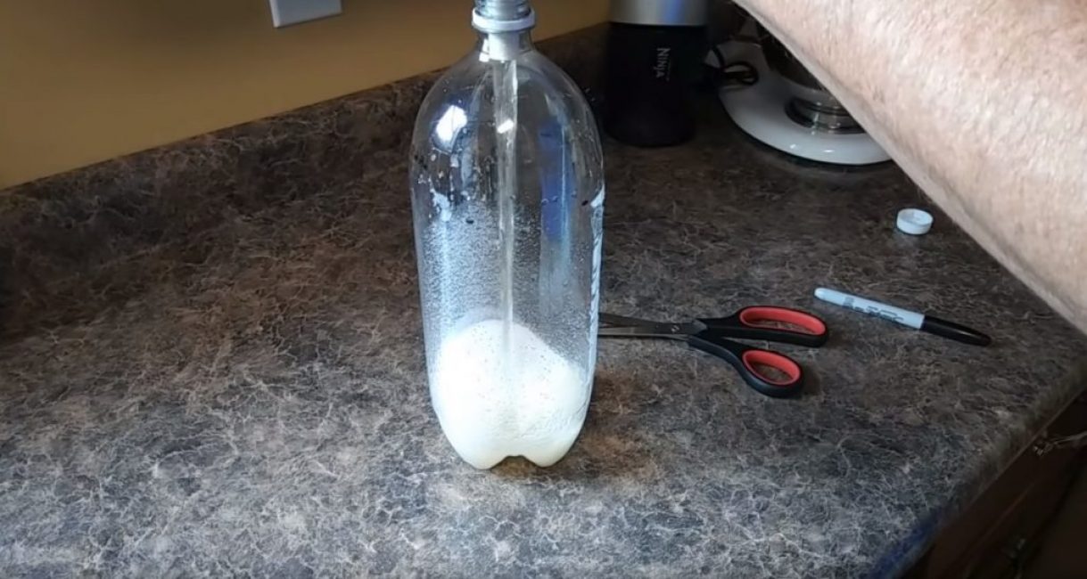 Un mélange d'eau et de jus est versé dans une bouteille