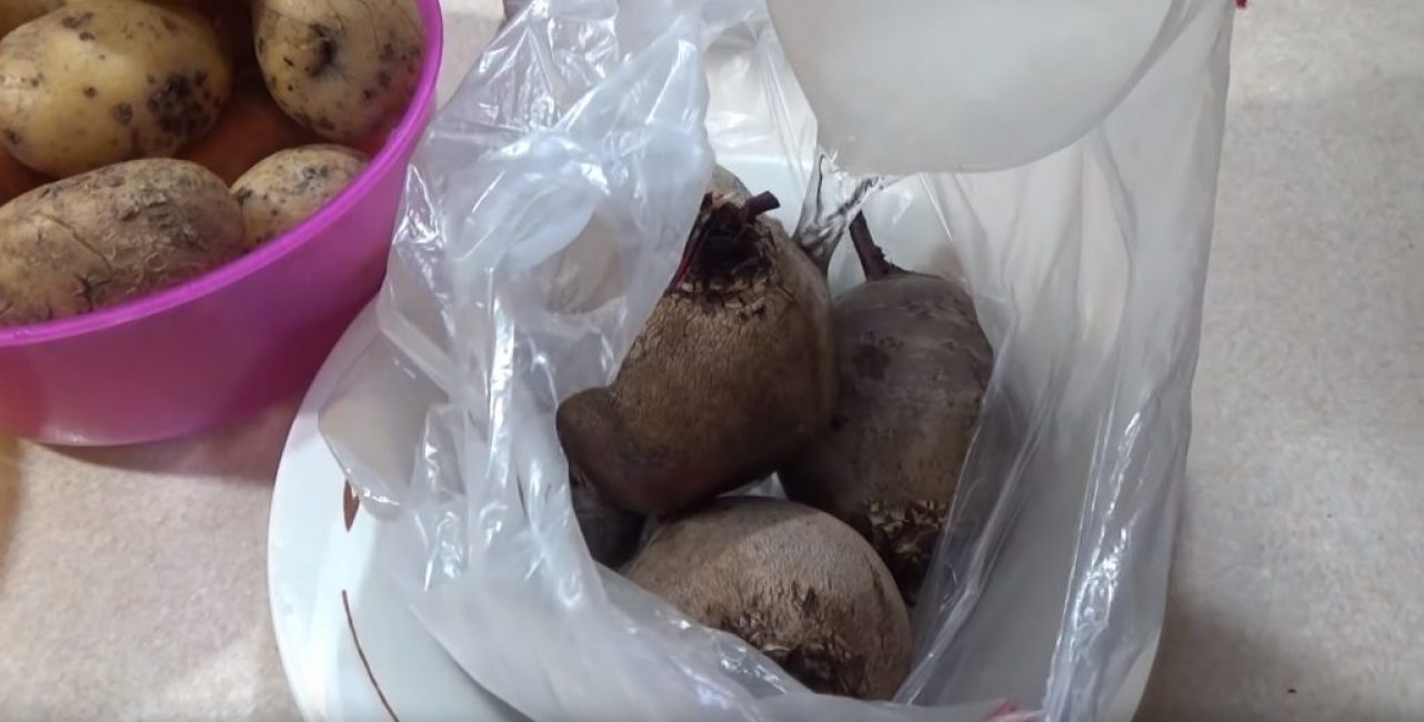 Verser 50-100 ml d'eau dans le sac