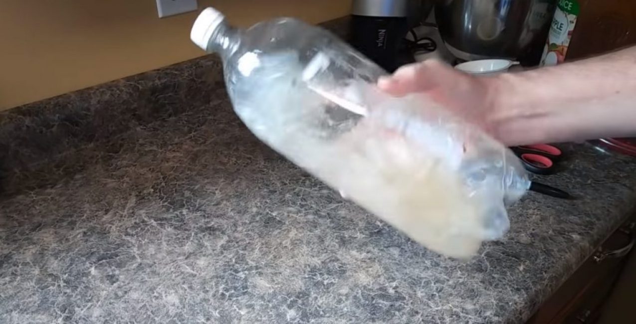 Secouez la bouteille jusqu'à ce que le sucre se dissolve.