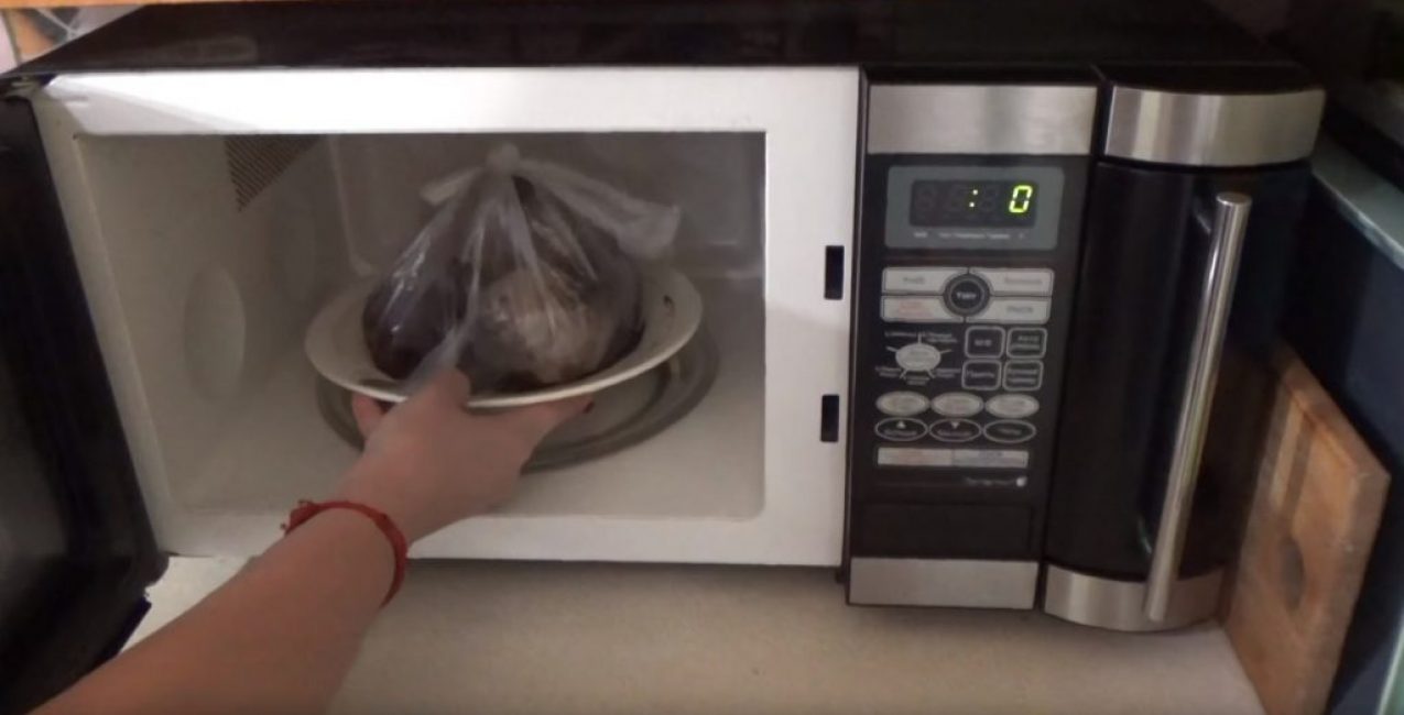 Une assiette avec un sac dans lequel les betteraves sont placées est placée au micro-ondes