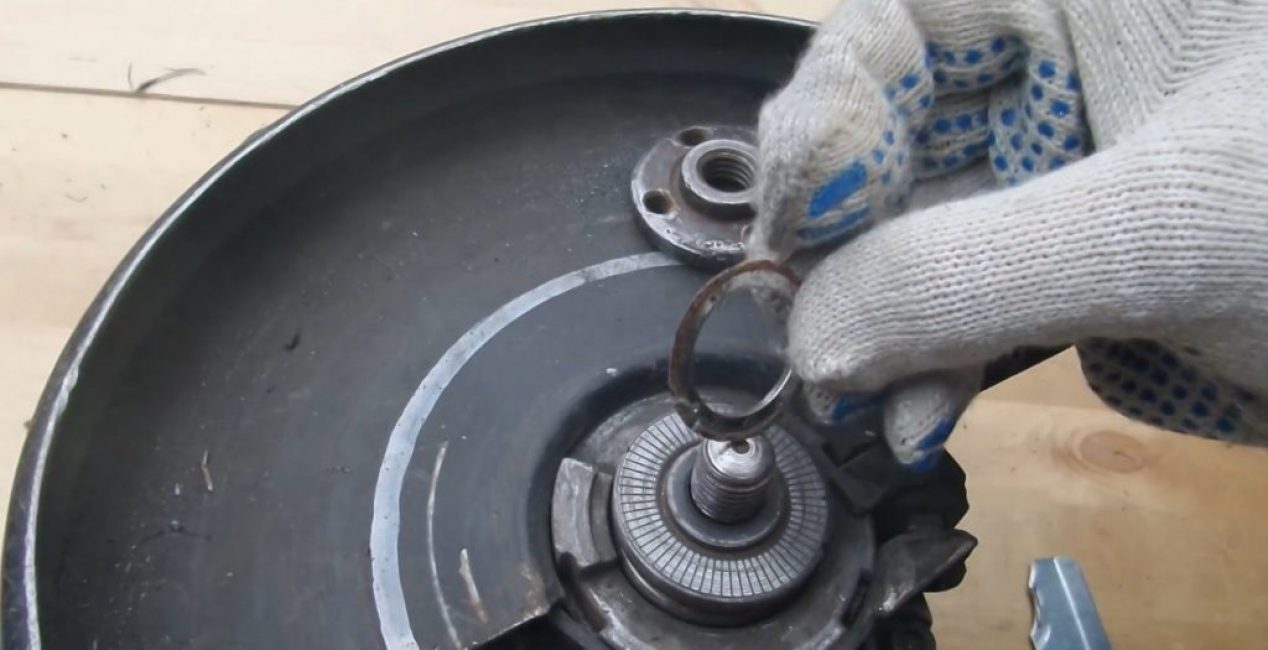 Nous dévissons et retirons les restes inutiles du consommable