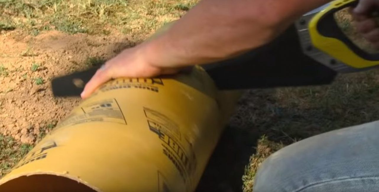 Couper un tuyau avec une scie