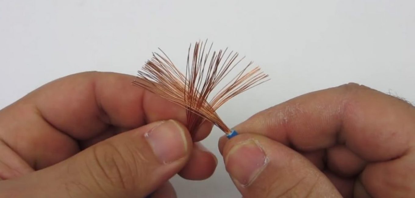 Croisez les mèches au milieu