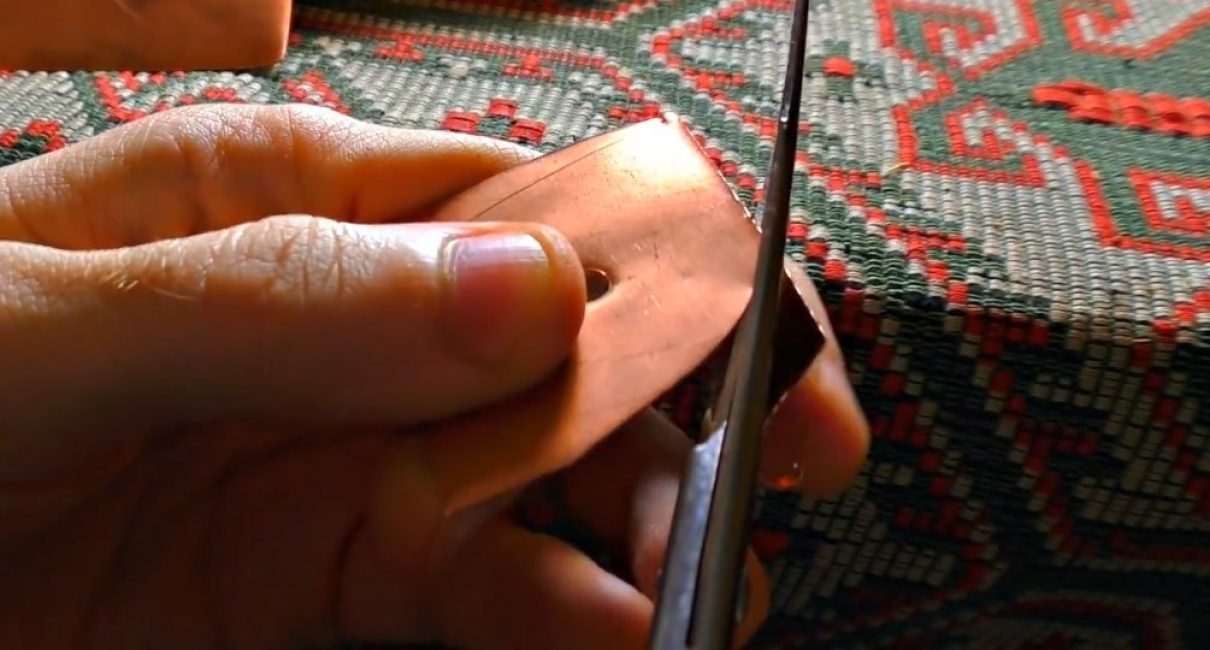 Des ciseaux réguliers coupent bien la feuille de cuivre