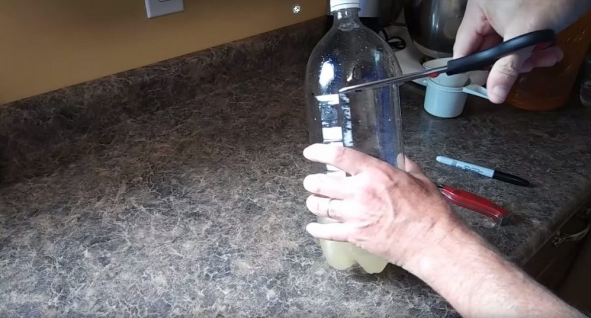 Couper le haut avec des ciseaux