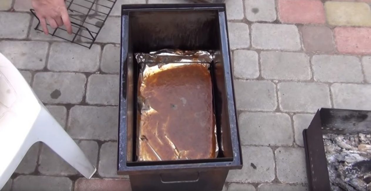 La graisse sur la feuille au fond du fumoir est facilement enlevée.