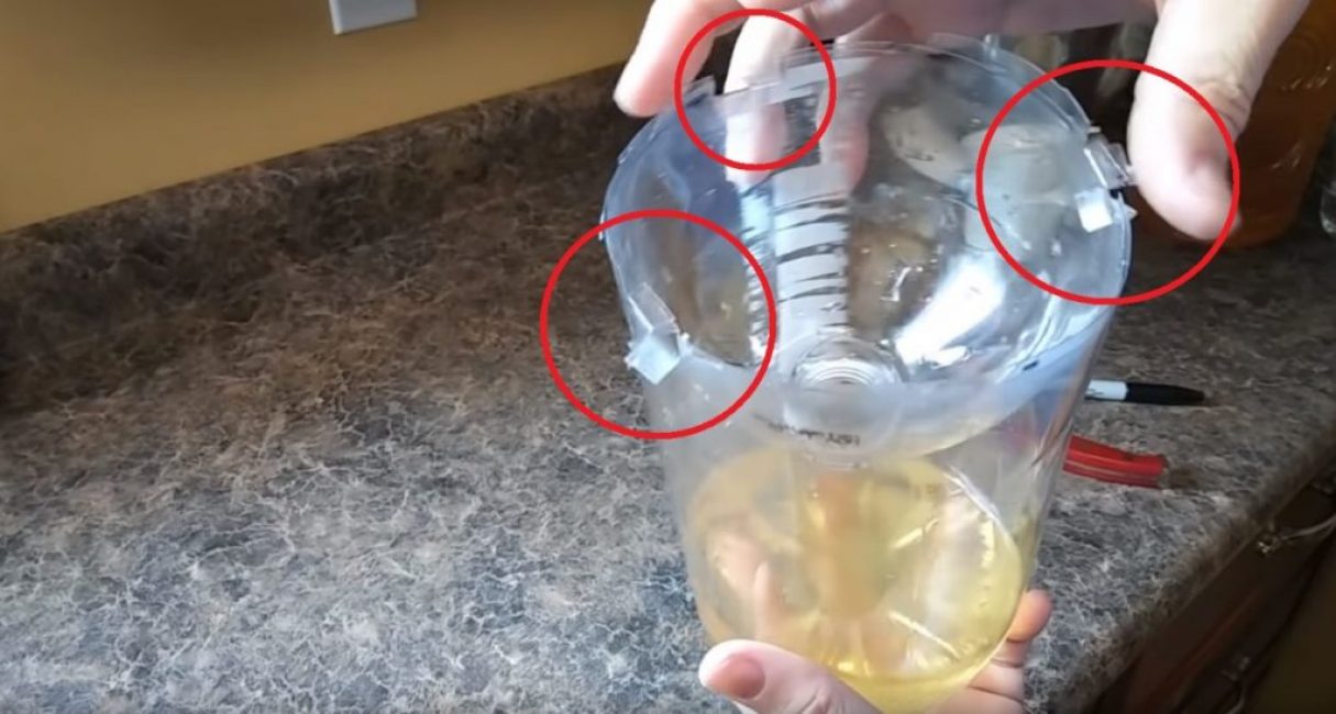 Le plastique plié dans différentes directions fixera solidement les deux parties du piège