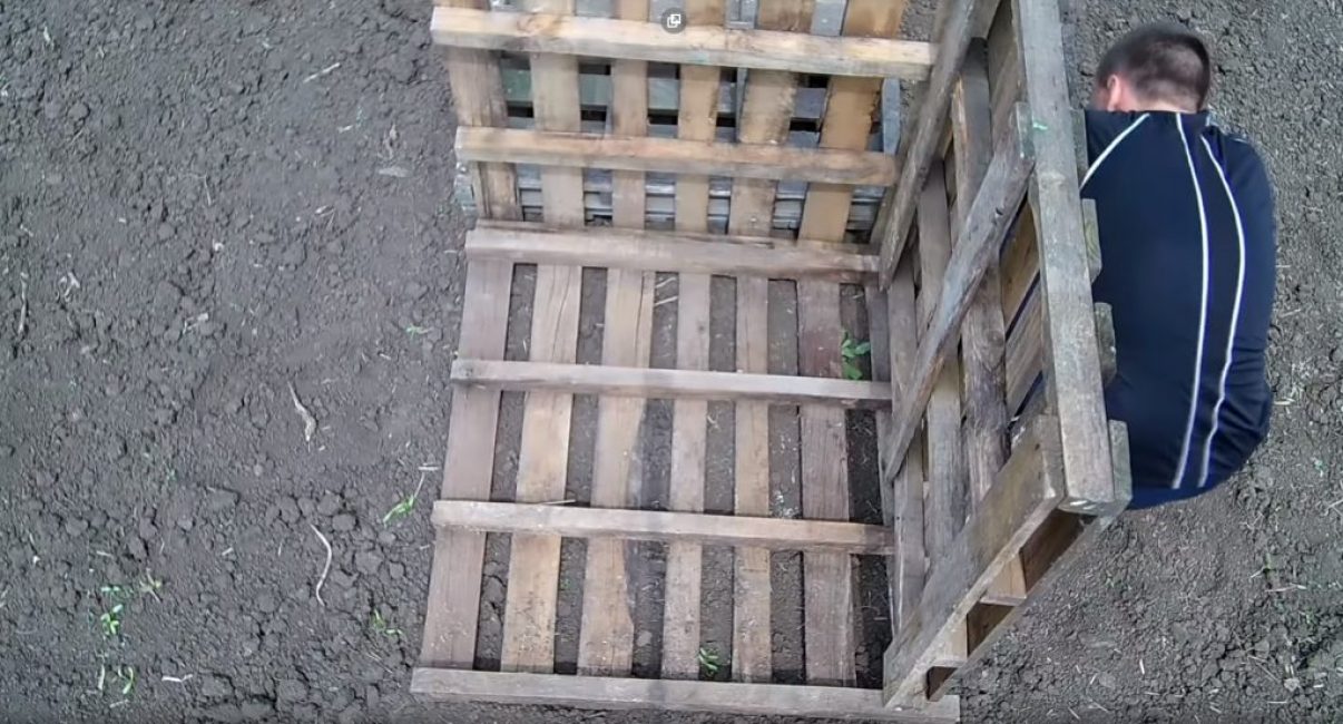 Fixation des parois du cadre du réservoir au fond