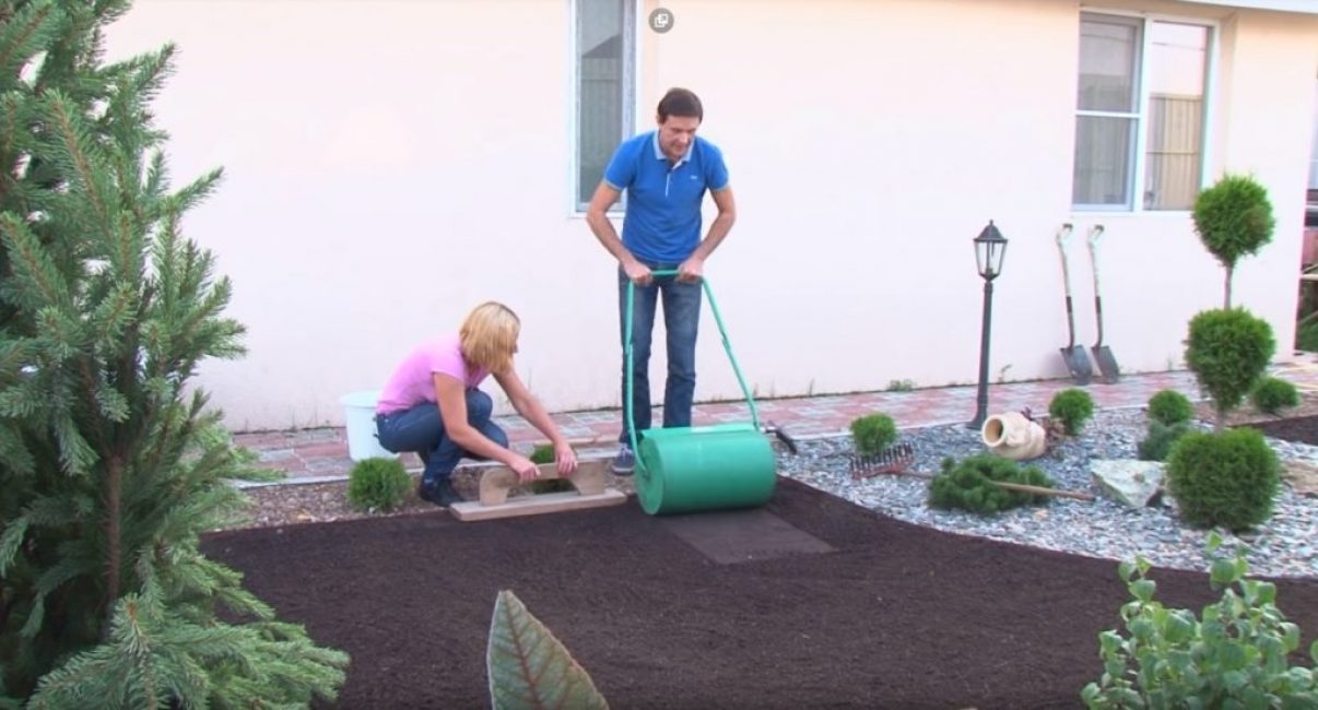 Compactage de la couche supérieure de la terre avec une planche ou un rouleau