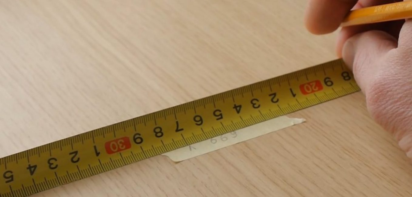 Ruban adhésif et une marque intermédiaire appliquée dessus