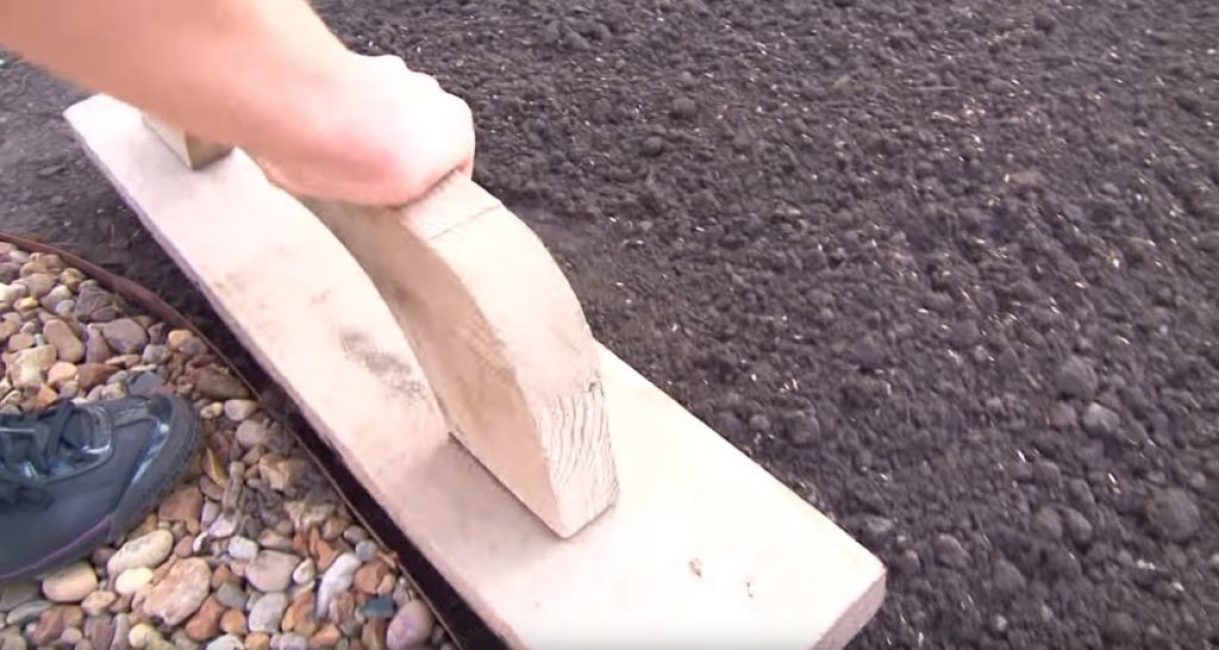 Compactage de la terre en bordure de pelouse