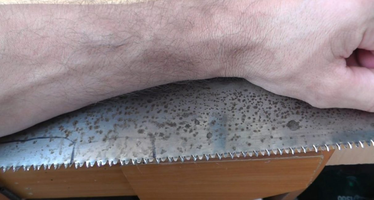 Fixation de la scie sans pince