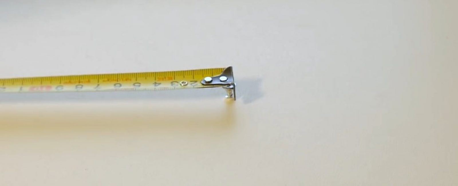 Après avoir accroché une vis, le crochet ne se détachera pas