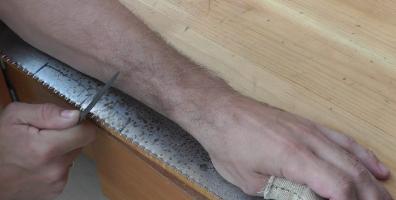 Affûtage du côté gauche de la dent