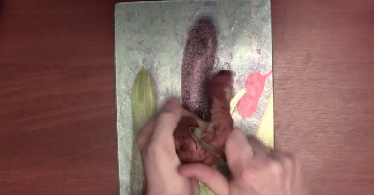 L'épluchage des pommes de terre se fait avec un couteau spécial