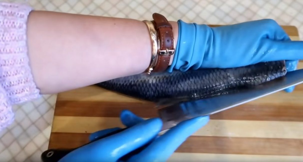 Couper le dos d'un hareng avec un couteau