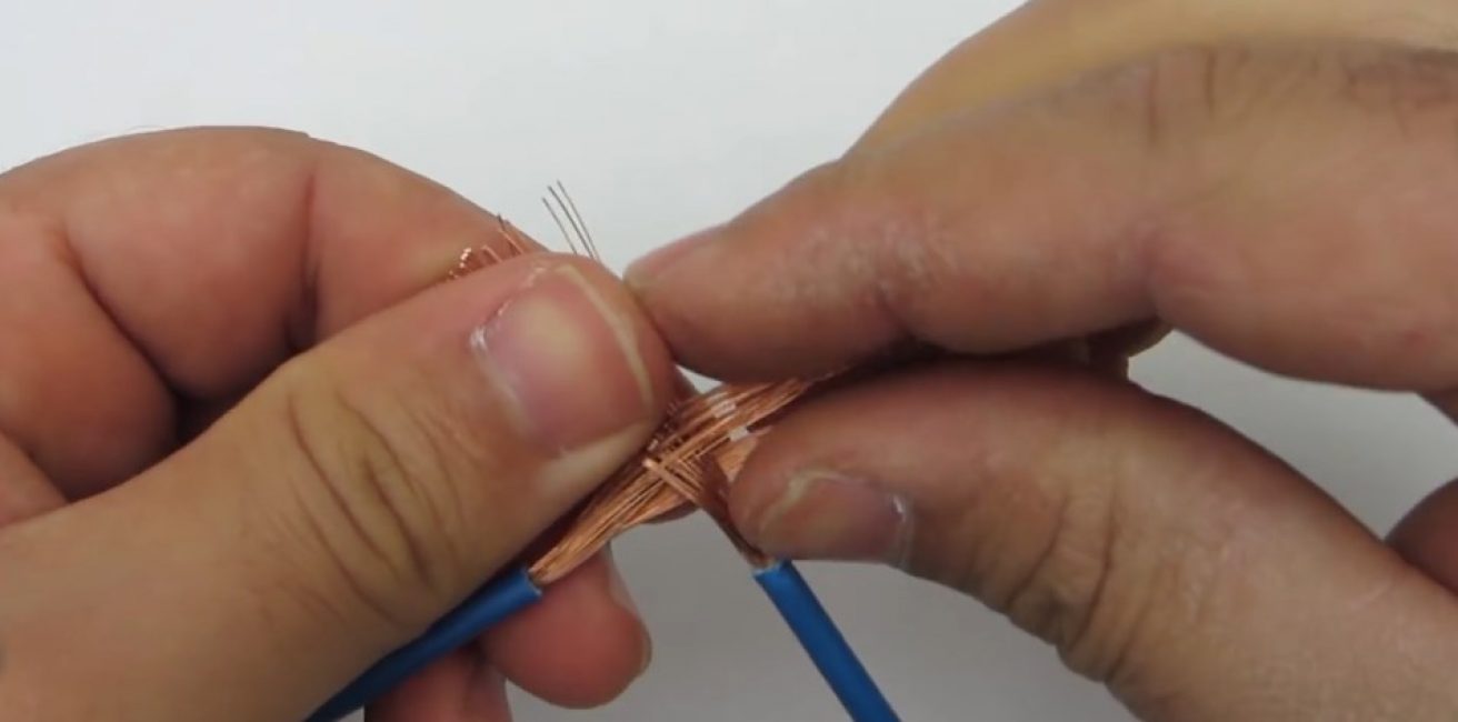 Tenir l'un, enrouler l'autre