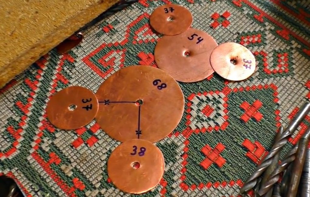 Sept cercles découpés pour l'antenne