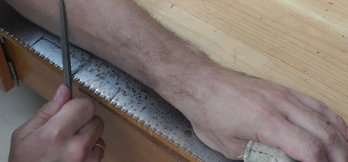 Affûtage du côté droit de la dent