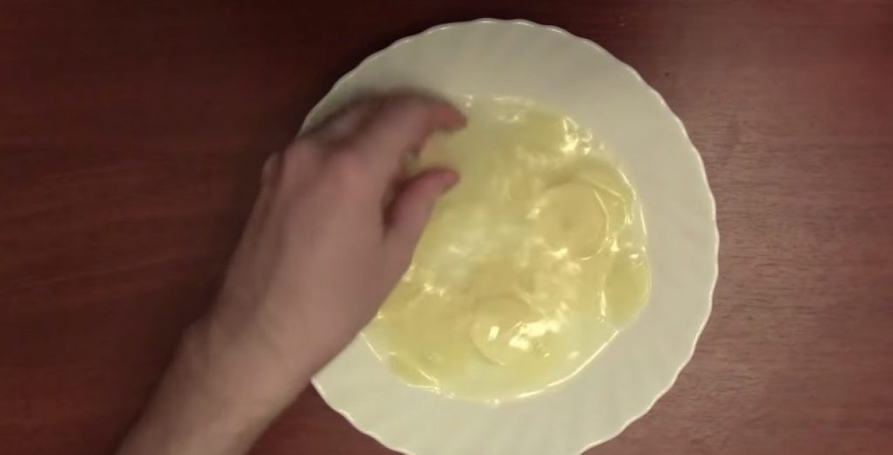 Laver les pommes de terre de l'amidon dans l'eau