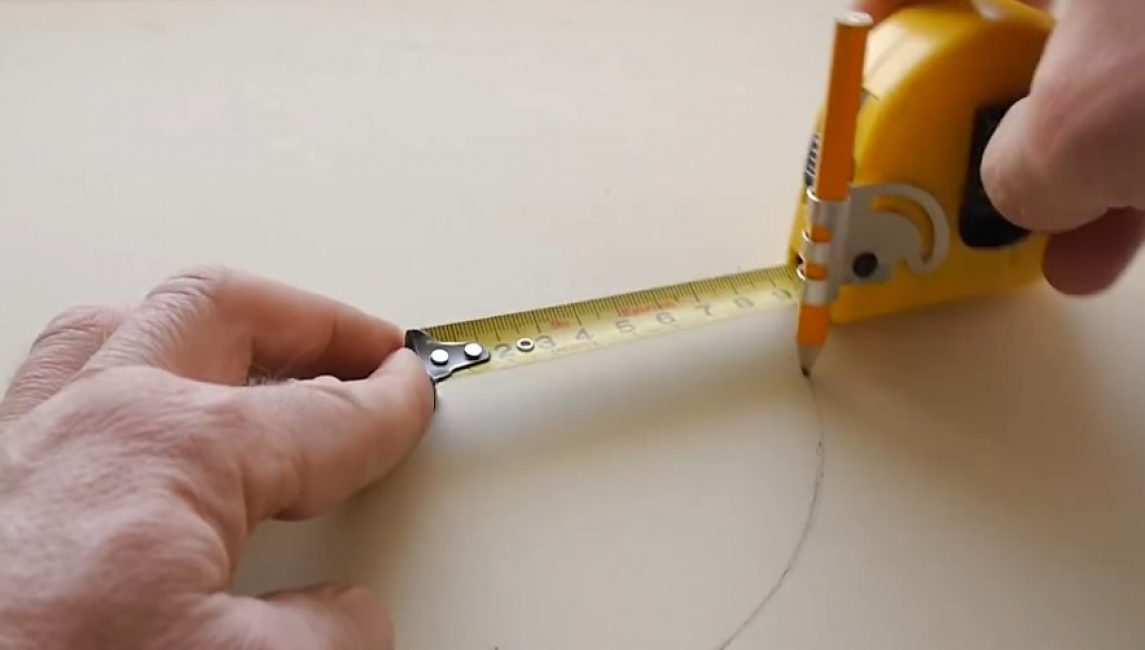 En accrochant le ruban à mesurer sur la vis, nous obtenons une boussole fiable