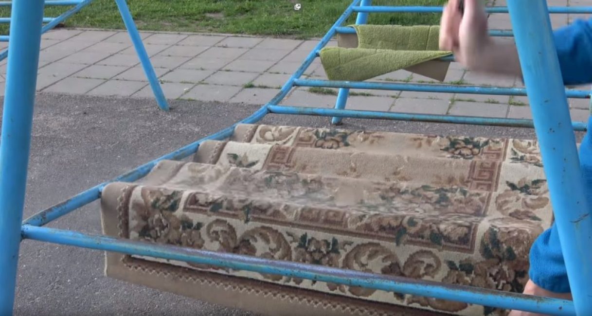 Le tapis doit être assommé ou aspiré