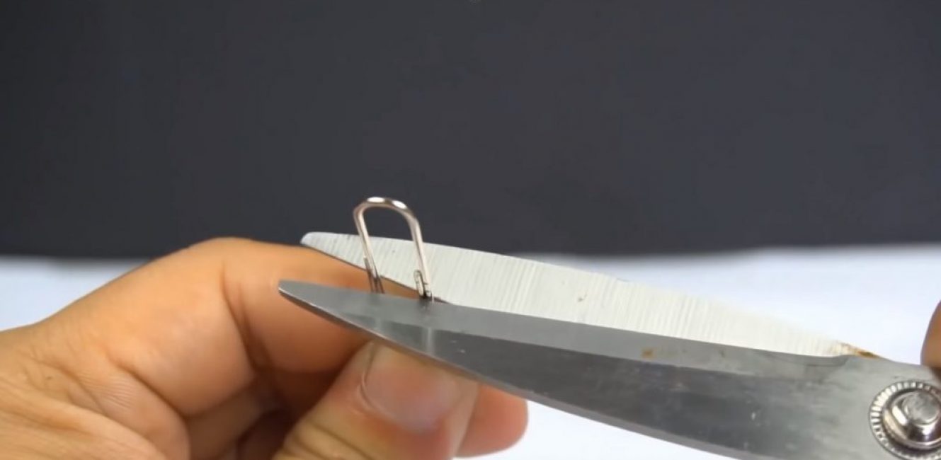 Ciseaux au début du mouvement lors de l'affûtage