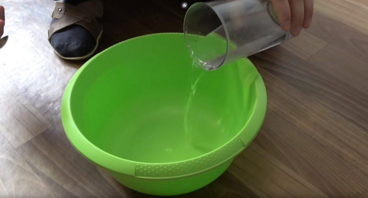 Tout d'abord, versez 300 ml d'eau tiède dans un récipient