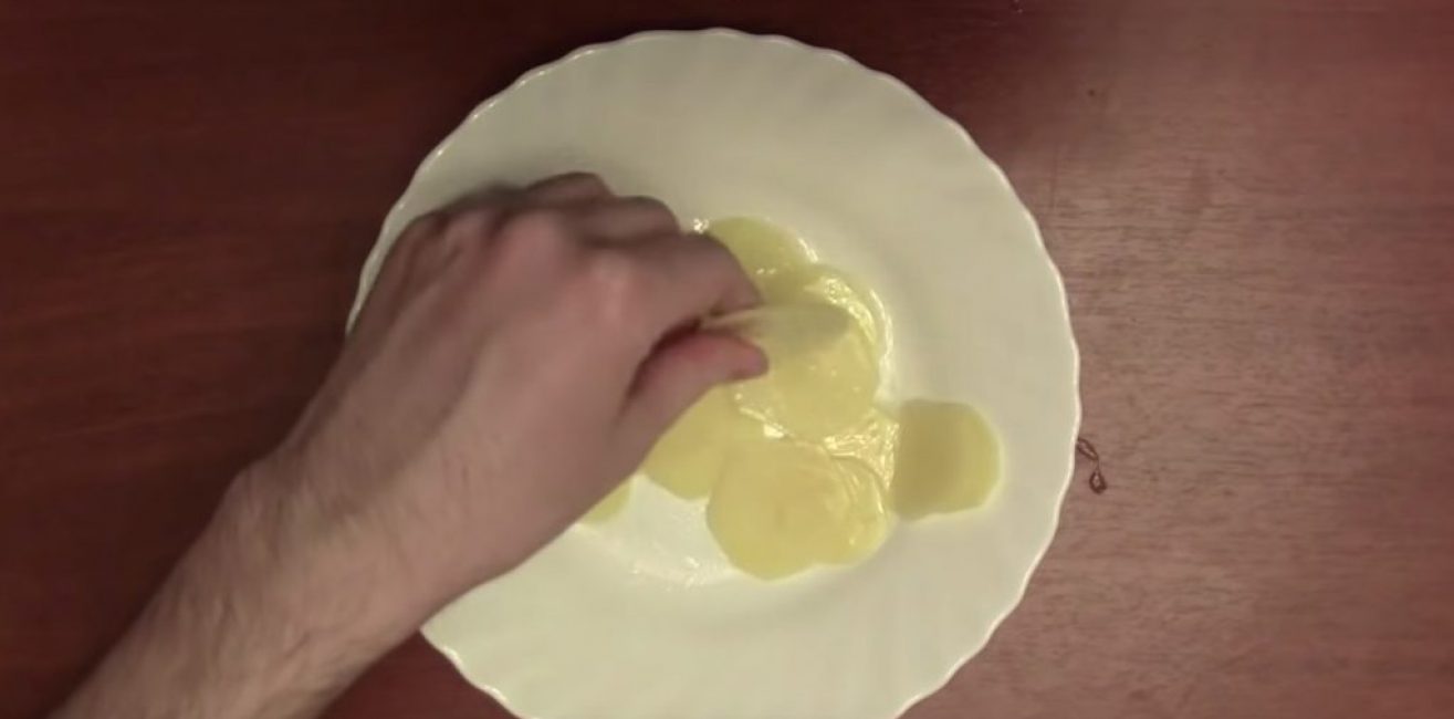 Vous devez mélanger les pommes de terre avec du beurre et du sel