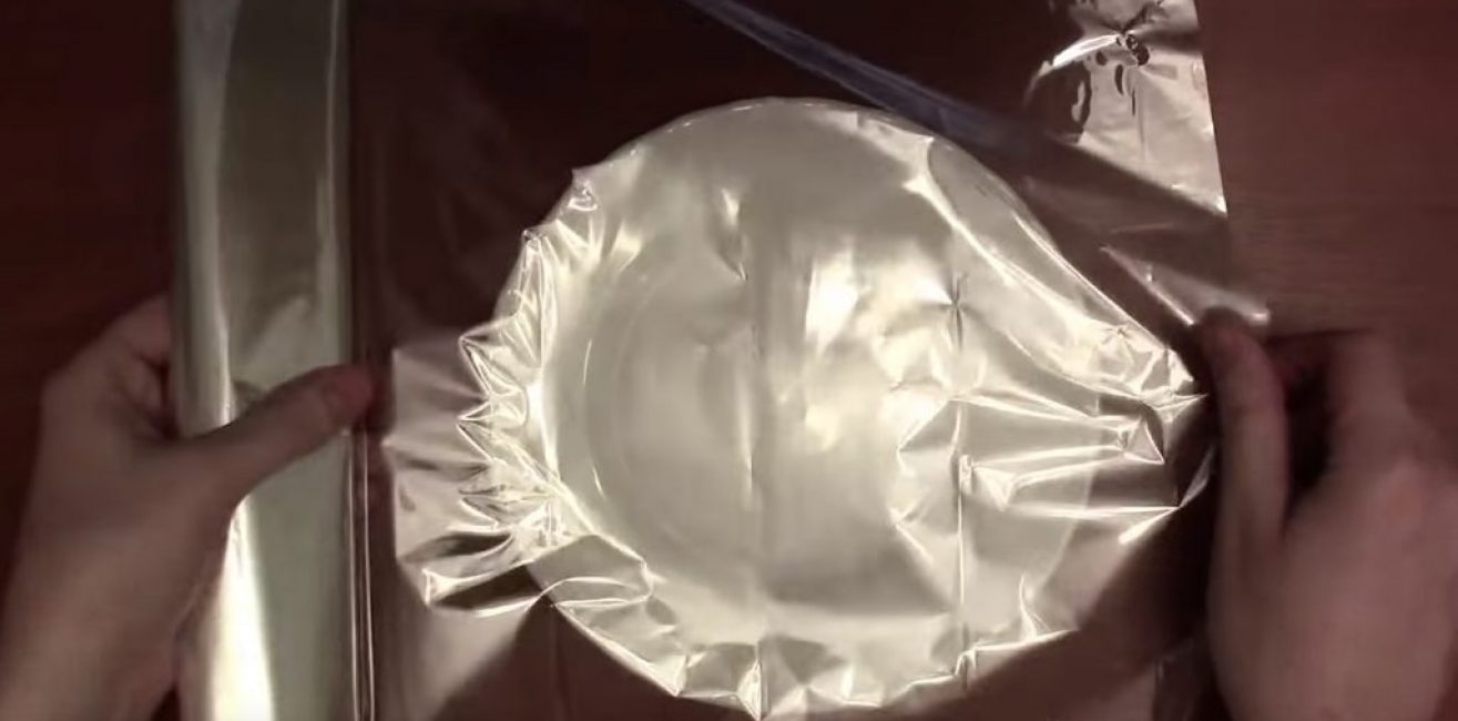 Tout d'abord, le manchon est coupé à la taille de la plaque.