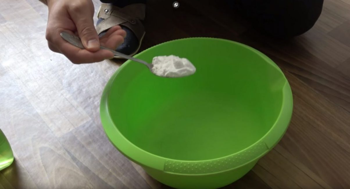 Ajouter ensuite le bicarbonate de soude et remuer