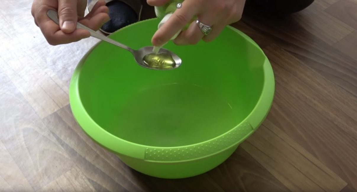 L'ingrédient suivant est un détergent à vaisselle.