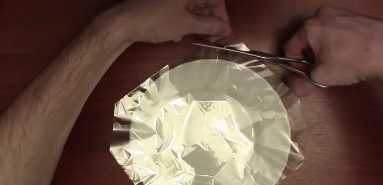 Assurez-vous de couper les coins afin qu'ils n'interfèrent pas avec la rotation de la plaque au micro-ondes.