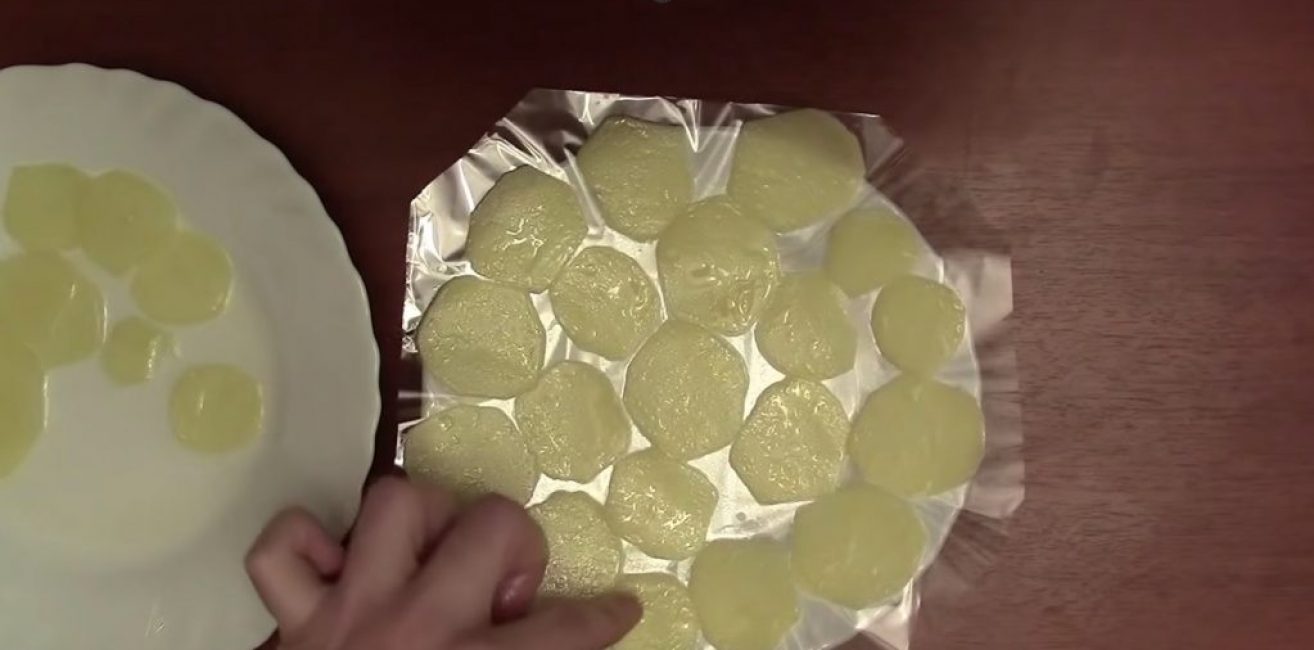 Les tranches de pommes de terre sont empilées sur une assiette en une seule couche