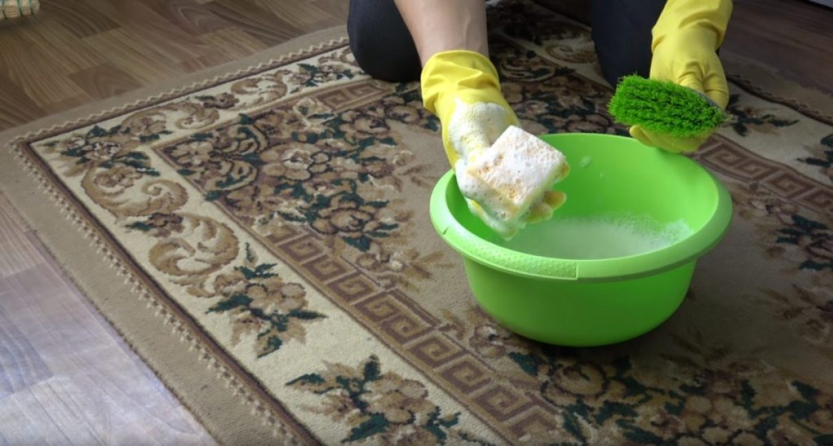 La mousse est appliquée sur la surface du tapis à l'aide de la même éponge avec laquelle la solution a été moussée.