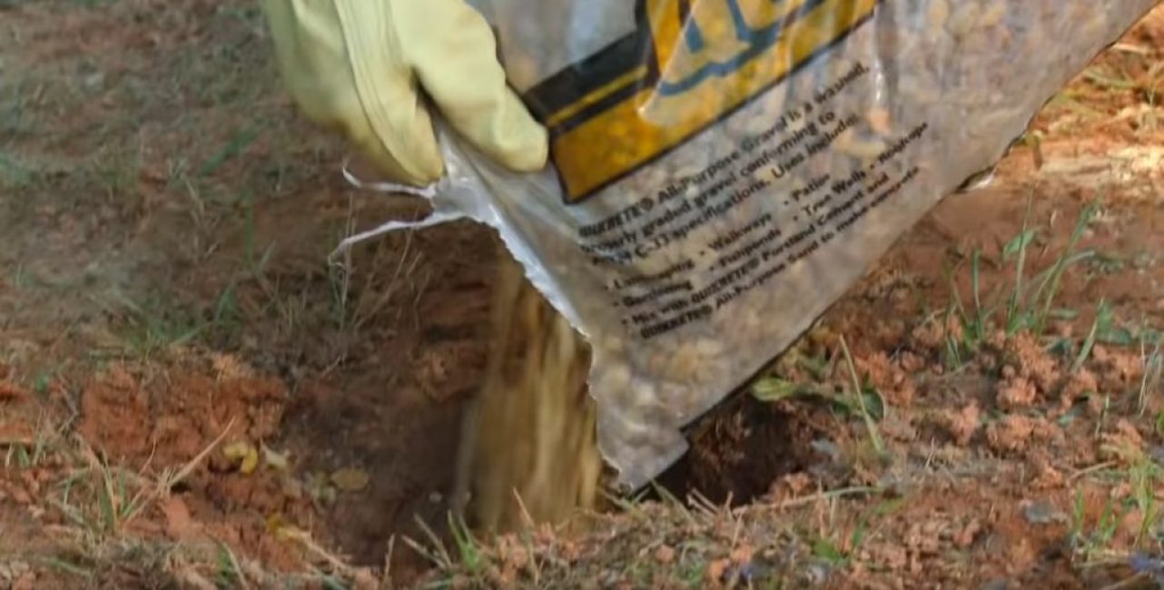 Après avoir creusé un puits de la profondeur requise, un oreiller y est versé