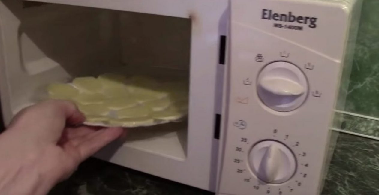 La plaque est placée au micro-ondes