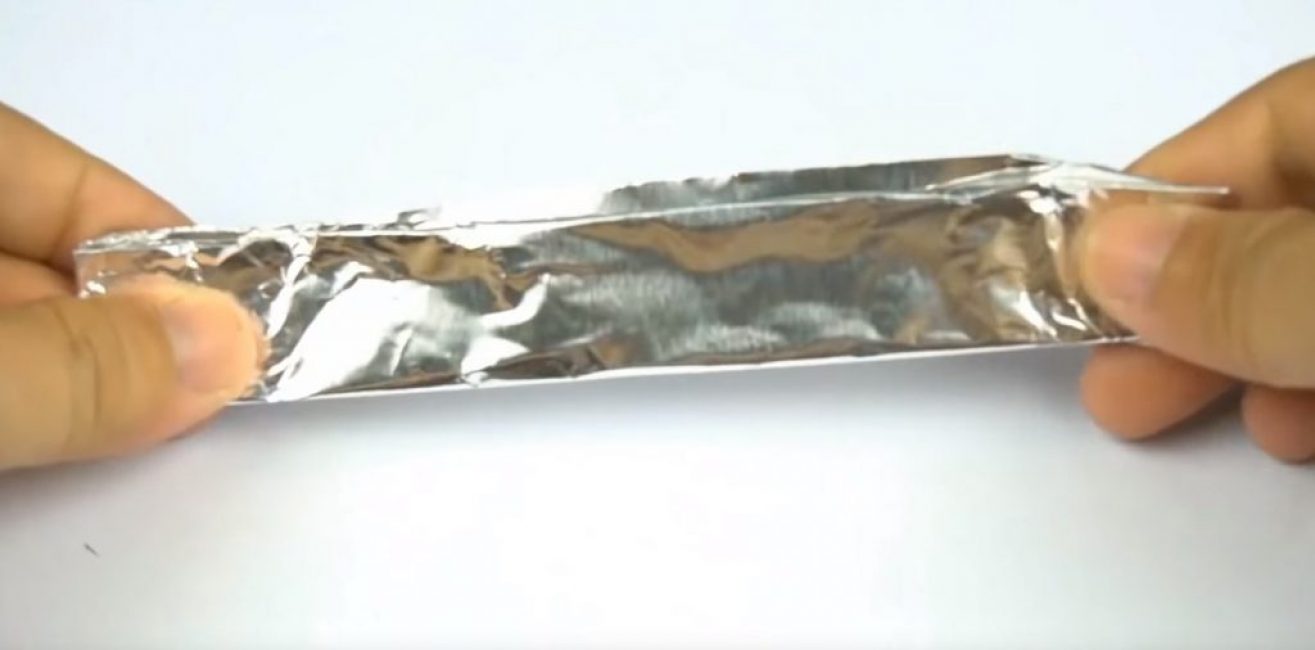 Et plié plusieurs fois en une bande