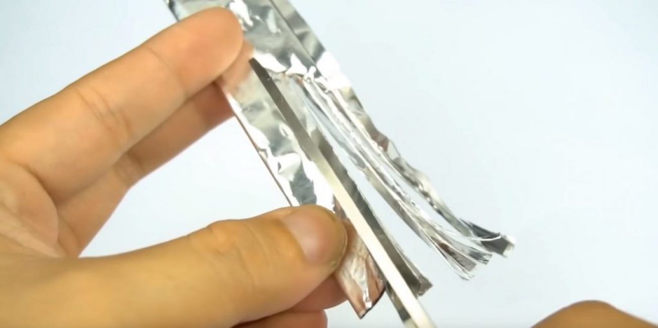 La bande est coupée avec des ciseaux