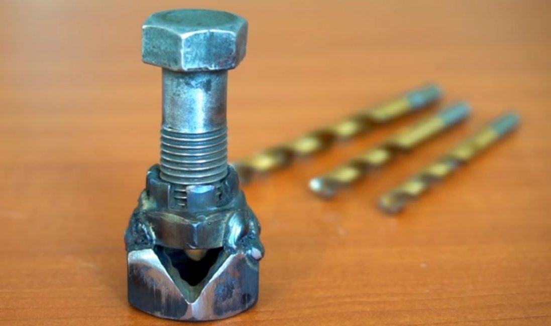 Outil à deux écrous et boulons