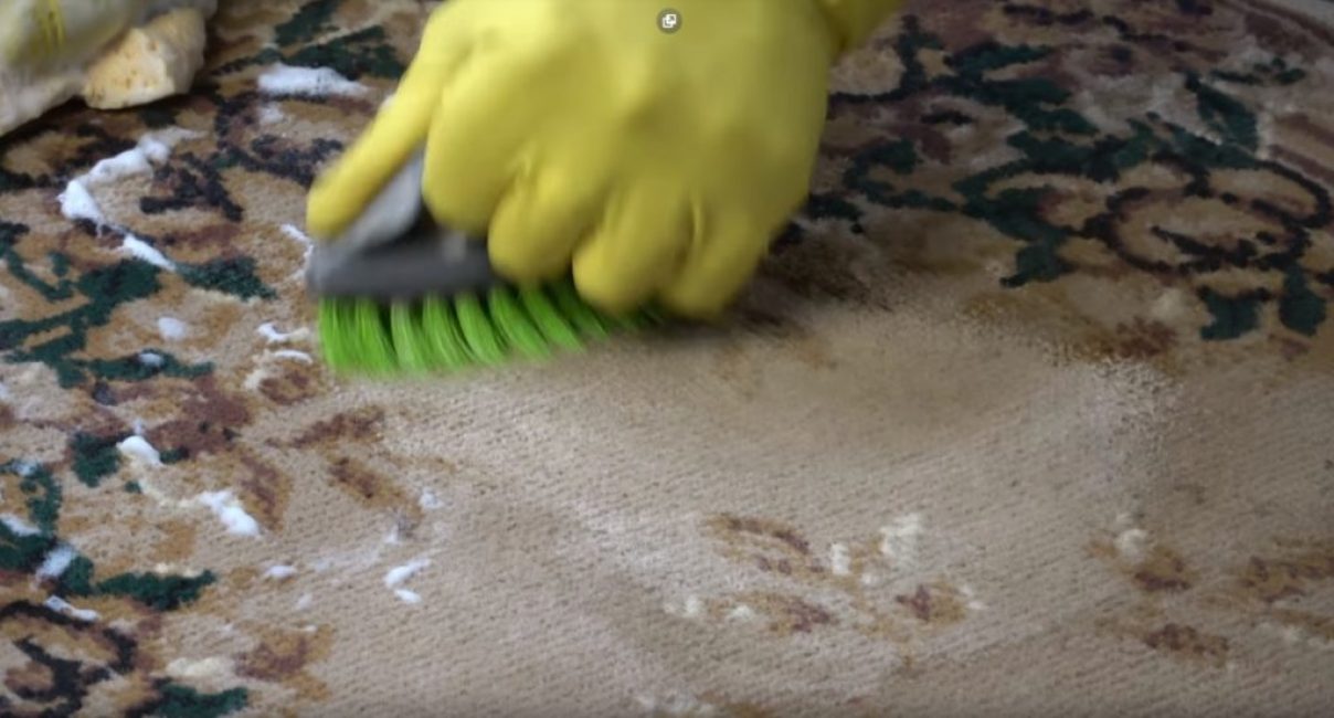 Re-brossage de la surface du tapis