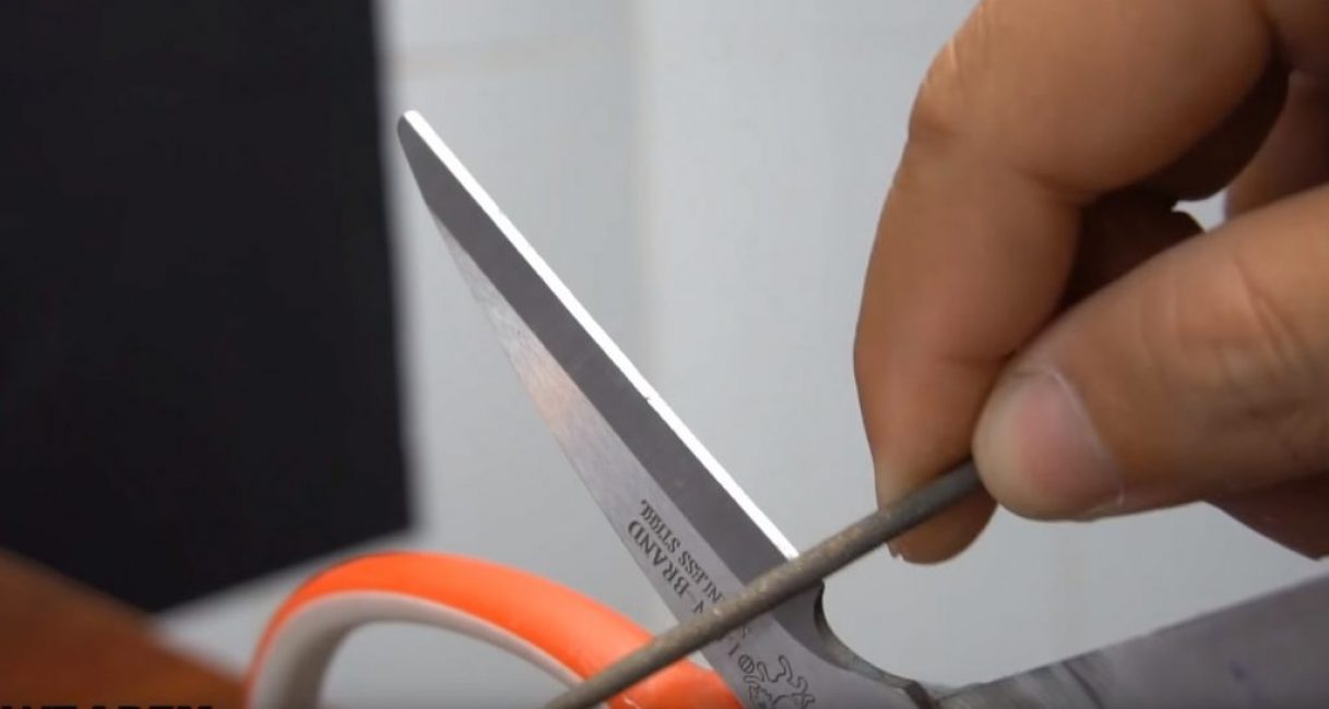 Les ciseaux sont aiguisés avec une lime à aiguille