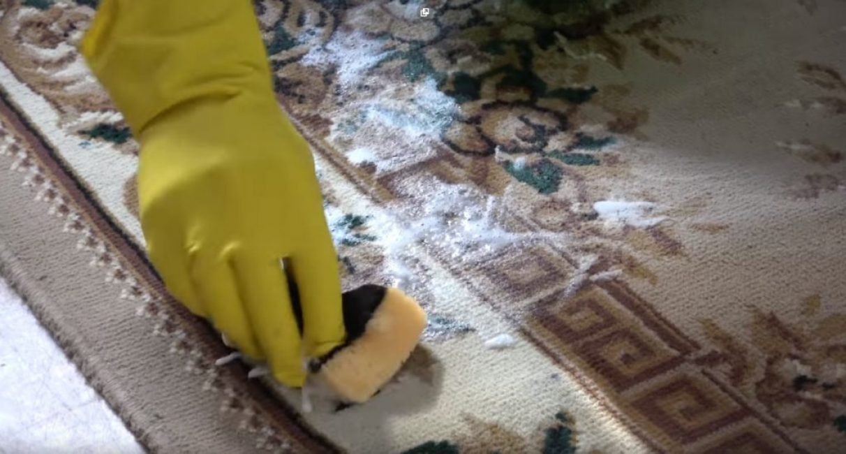 Appliquer une solution de vinaigre sur la surface