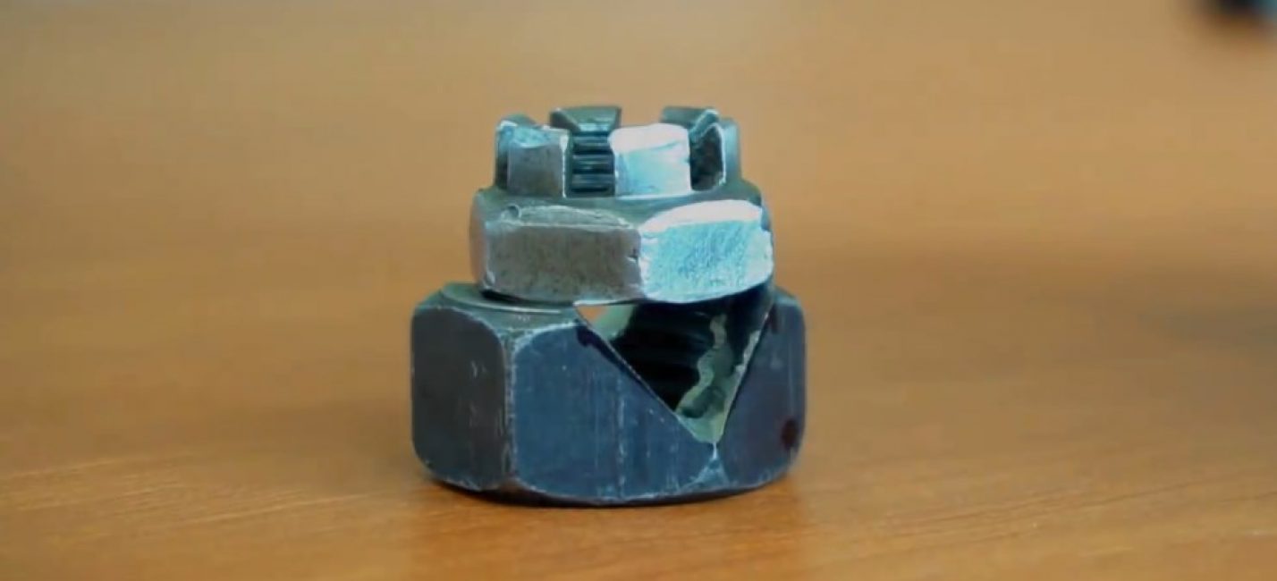 Le deuxième écrou est d'une taille plus petite