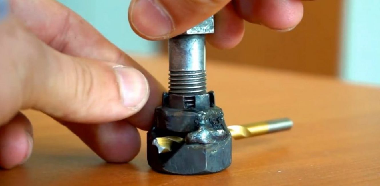 Nous insérons une perceuse