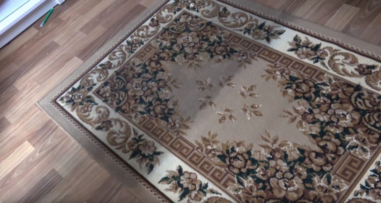 Comparaison des zones nettoyées et souillées de la moquette après traitement