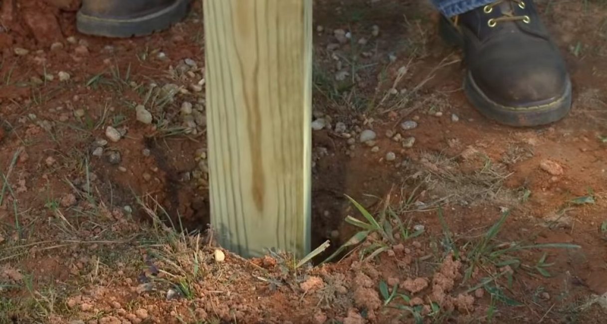 L'oreiller est enfoncé avec une poutre ou une planche en bois